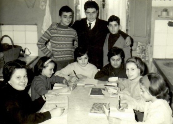 Un momento del doposcuola, vera e propria piccola 'comunità scolastica' sul modello montessoriano, organizzato da Eola Ascani presso la propria casa.